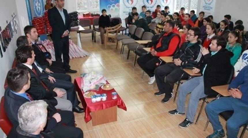 Yetenekli Sporculara Malzeme Dağıtımı