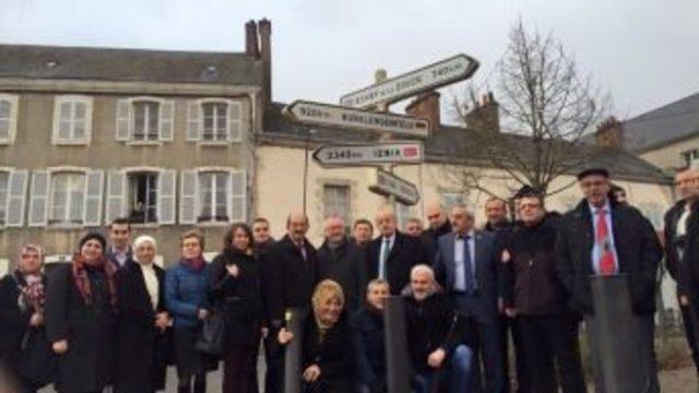 Pithiviers’e Türk Bayrağı Ve İznik Tabelası Dikildi