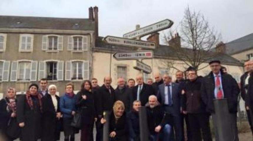 Pithiviers&rsquo;e T&uuml;rk Bayrağı Ve İznik Tabelası Dikildi