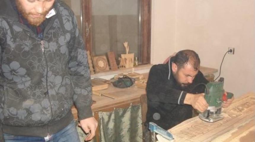 Sandıklı K&uuml;lt&uuml;r Evinde Ahşap Oymacılığı Yapılıyor