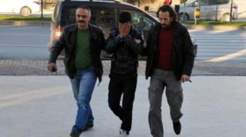 Para &Ccedil;eken Kadının &Ccedil;antasını &Ccedil;alan Kapka&ccedil;&ccedil;ı Tutuklandı