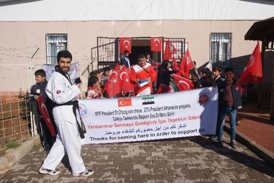 D&uuml;nya Tekvando Federasyonu, Konteyner Kentine Malzeme Dağıttı