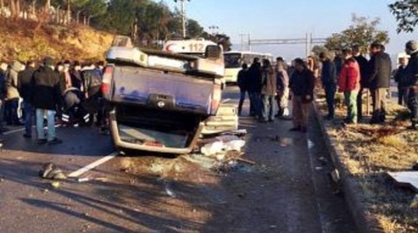 Takla Atan Kamyonet Karşı Şeride Ge&ccedil;ti: 2 Yaralı