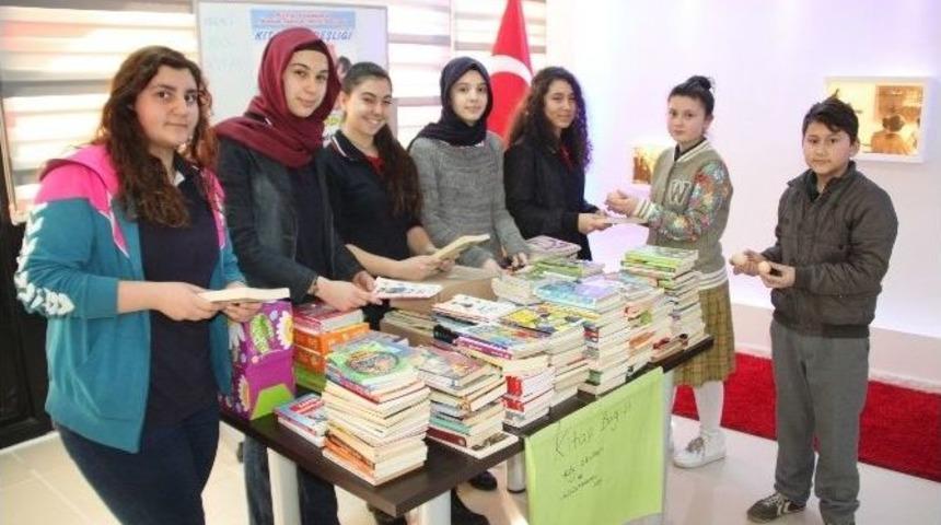 Fen Lisesi &Ouml;ğrencileri 2 K&ouml;y Yumurtasına Bir Kitap Hediye Etti