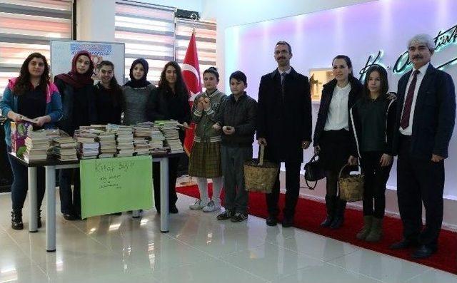 Fen Lisesi Öğrencileri 2 Köy Yumurtasına Bir Kitap Hediye Etti