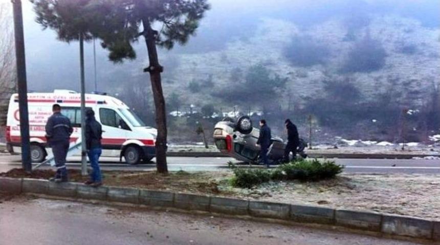 Otomobil Buz Tutan Yolda Takla Attı: 1 Yaralı