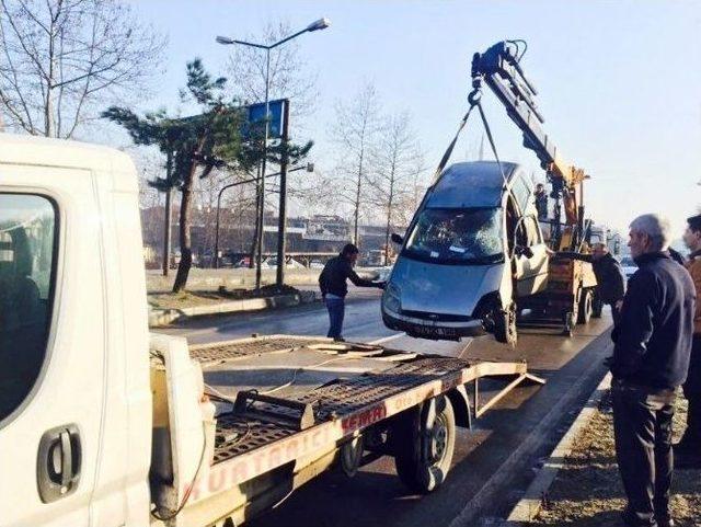 Otomobil Buz Tutan Yolda Takla Attı: 1 Yaralı