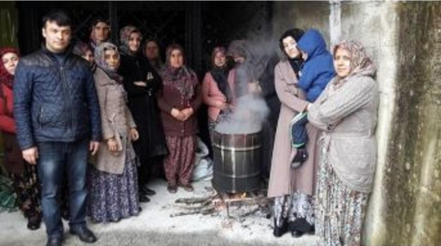 Defne Kokan Kınalı Eller Cezerye Sucuk Ve Sabun &Uuml;retiyor