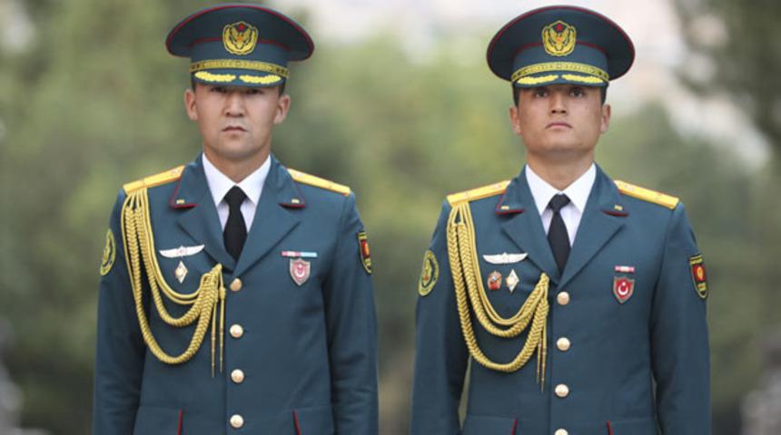 Cumhurbaşkanı Erdoğan Kırgız teğmenleri uçağına davet etti