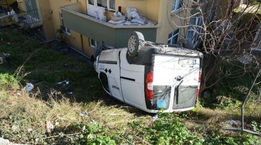 Kamyonet Evin Bah&ccedil;esine Yuvarlandı: 1 Yaralı