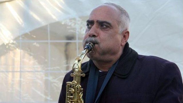 30 Senedir Saksafon Çalarak Geçimini Sağlıyor