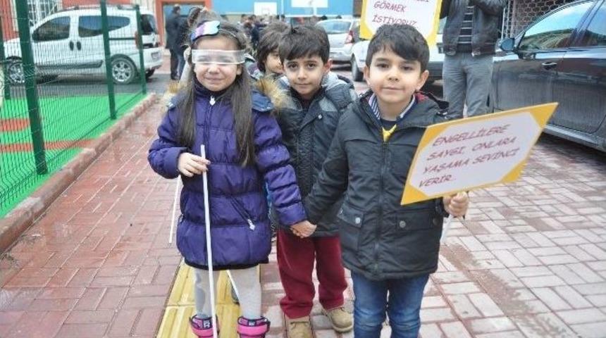 Minikler Beyaz Bastonlarla Y&uuml;r&uuml;d&uuml;