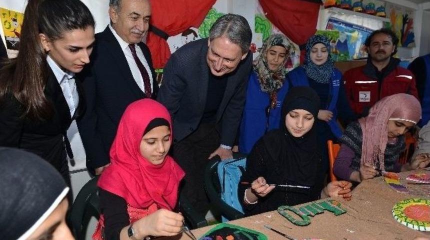 İngiltere Dışışlerı Bakanı Hammond Adana&rsquo;da &Ccedil;adırkenti Ziyaret Etti