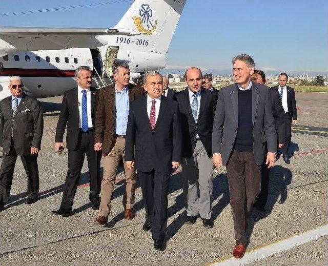 İngiltere Dışışlerı Bakanı Hammond Adana’da Çadırkenti Ziyaret Etti