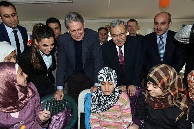 İngiltere Dışışlerı Bakanı Hammond Adana’da Çadırkenti Ziyaret Etti