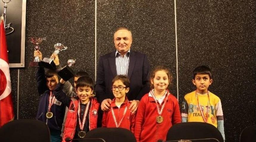 İnşaat M&uuml;hendisleri Odası 4. Satran&ccedil; Turnuvası &Ouml;d&uuml;lleri Sahiplerini Buldu