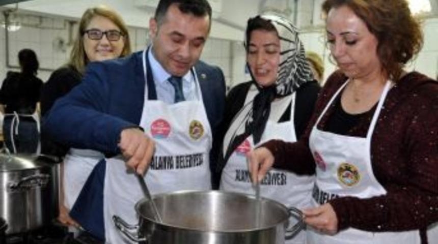 Başkan Y&uuml;cel, Y&ouml;resel Yemek Kursunda &Ccedil;orba Pişirdi