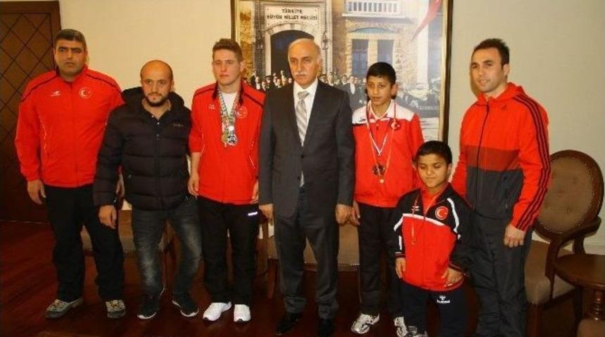 Şampiyonlar Vali Şahin&rsquo;i Ziyaret Etti