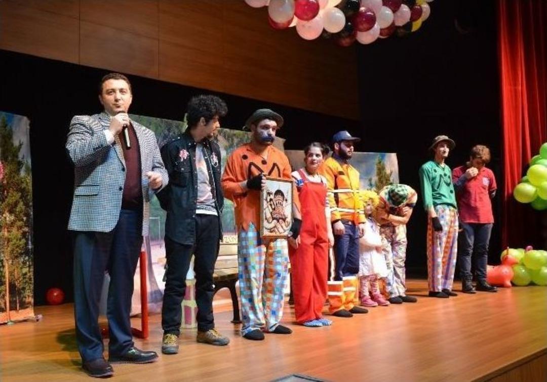 Başkan Bakıcı Miniklerle Birlikte &ldquo;s&uuml;per &Ccedil;&ouml;p&ccedil;&uuml;&rdquo;y&uuml; İzledi