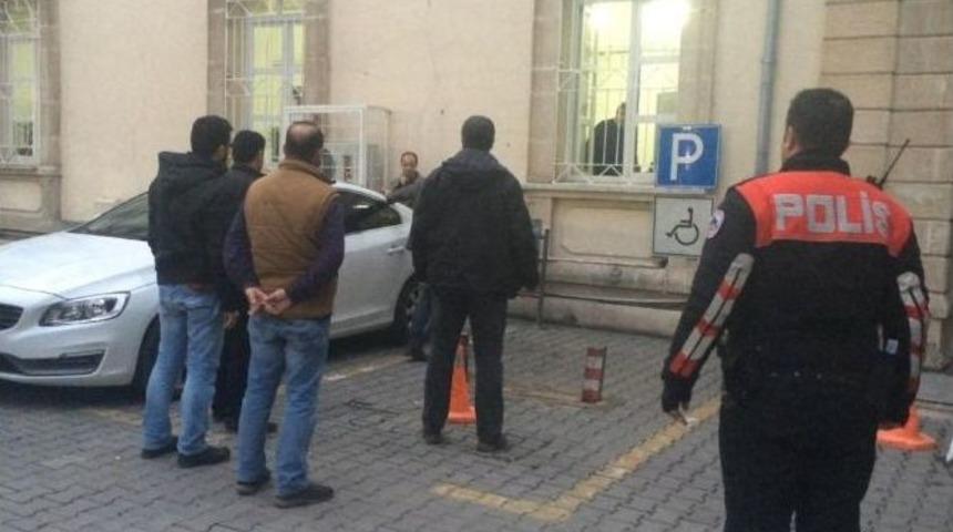 İzmir Valiliği&rsquo;nin Bah&ccedil;esinde Boğazını Kesti