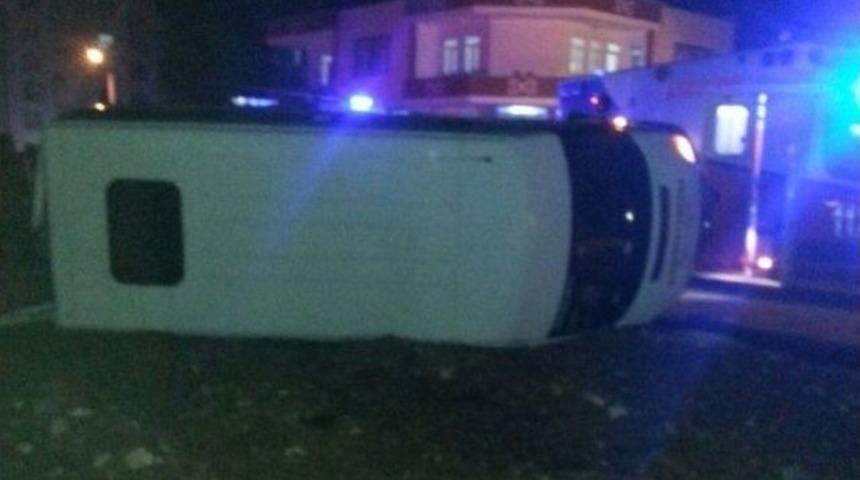 Servis Minib&uuml;s&uuml; İle Hafif Ticari Ara&ccedil; &Ccedil;arpıştı: 8 Yaralı