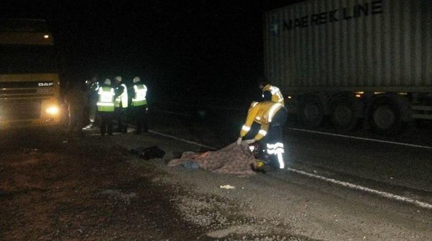 Karşıya Ge&ccedil;meye &Ccedil;alışan Tır Şof&ouml;r&uuml;ne Otomobil &Ccedil;arptı