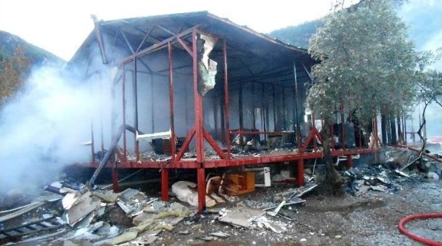 Prefabrik Ev Tamamen Yandı