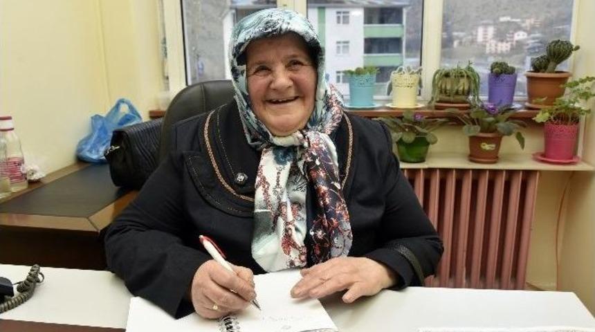 &Ccedil;ocuklarına Mektup Yazabilmek İ&ccedil;in 61 Yaşında Okuma Yazma &Ouml;ğrendi