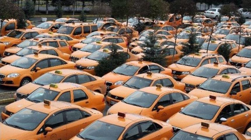 (&ouml;zel Haber) Havalimanında Taksicilerinden Sigorta Zammına D&ouml;vizli Protesto