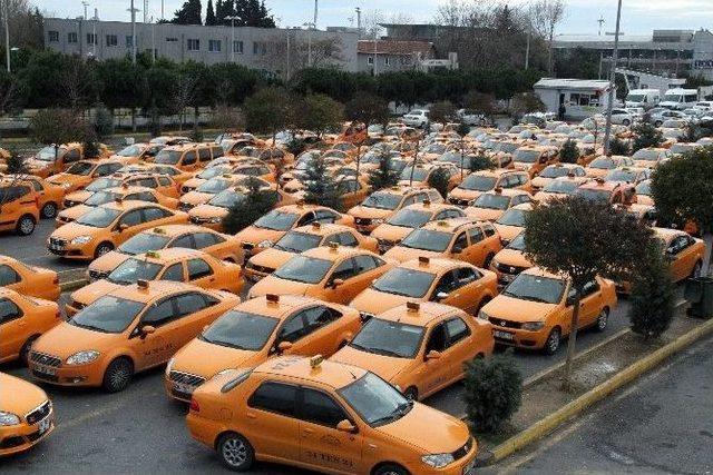 (özel Haber) Havalimanında Taksicilerinden Sigorta Zammına Dövizli Protesto