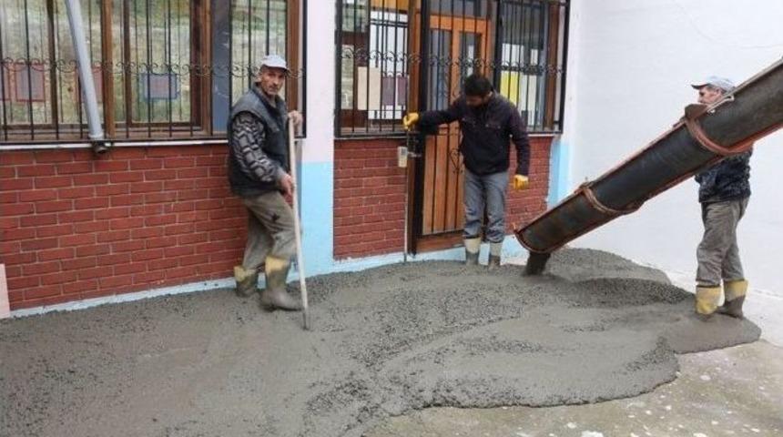 Ak&ccedil;akoca Belediyesi Okulların Bah&ccedil;elerini D&uuml;zenliyor