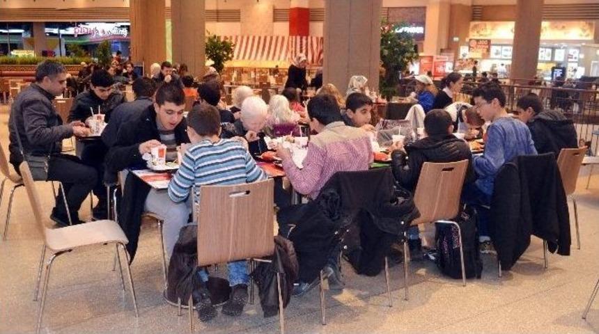 &Ouml;ğrencilerin Piazza&rsquo;daki Keyifli G&uuml;n&uuml;