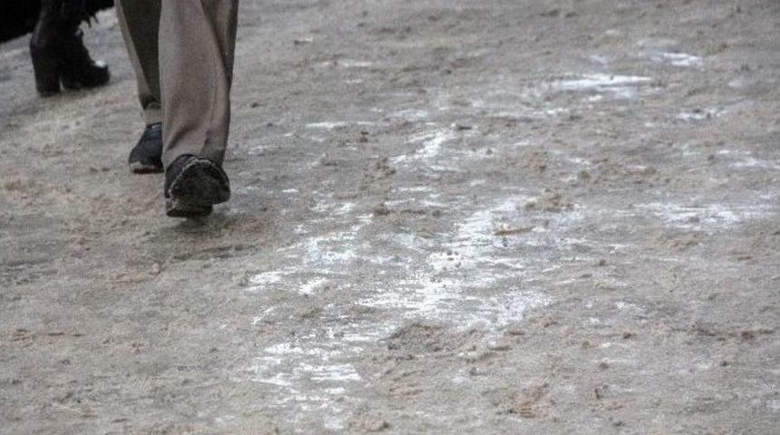 (&ouml;zel Haber) Erzurumlular Buzlu Kaldırımda Zor Anlar Yaşadı