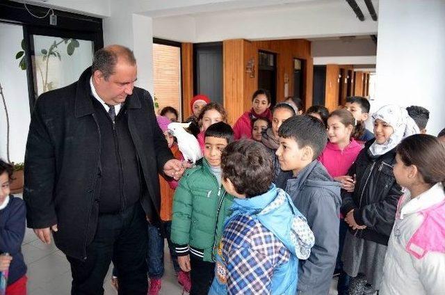 Suriyeli Çocuklar Hayvanat Bahçesi’ni Gezdi