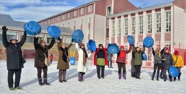 Palandöken’de Kadınların Leğen-board Eğlencesi