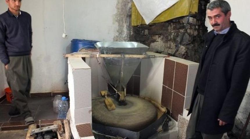 Ermenilerden Kalma Değirmende Tahin &Uuml;retiliyor