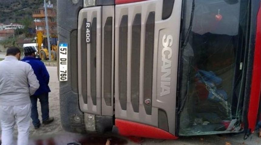 Tuğla Y&uuml;kl&uuml; Tır Devrildi