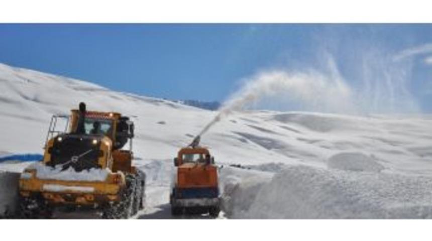 Hakkari&rsquo;de Karla M&uuml;cadele &Ccedil;alışmaları S&uuml;r&uuml;yor