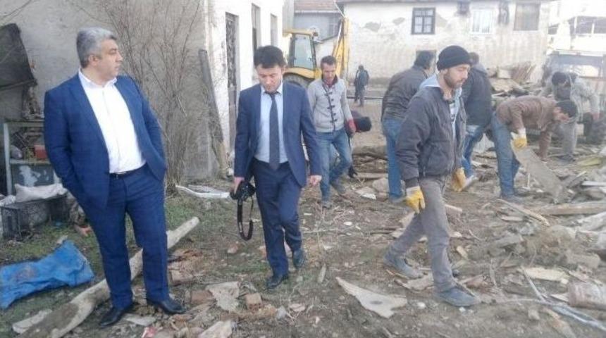 Hisarcık&rsquo;ta Metruk Binalar Yıkılıyor