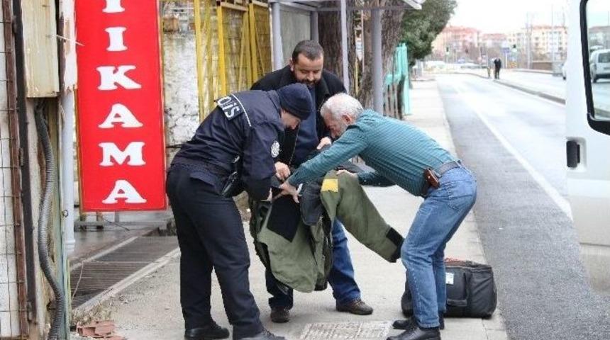 Pazar Girişinde Unutulan &Ccedil;antalar Polisi Alarma Ge&ccedil;irdi