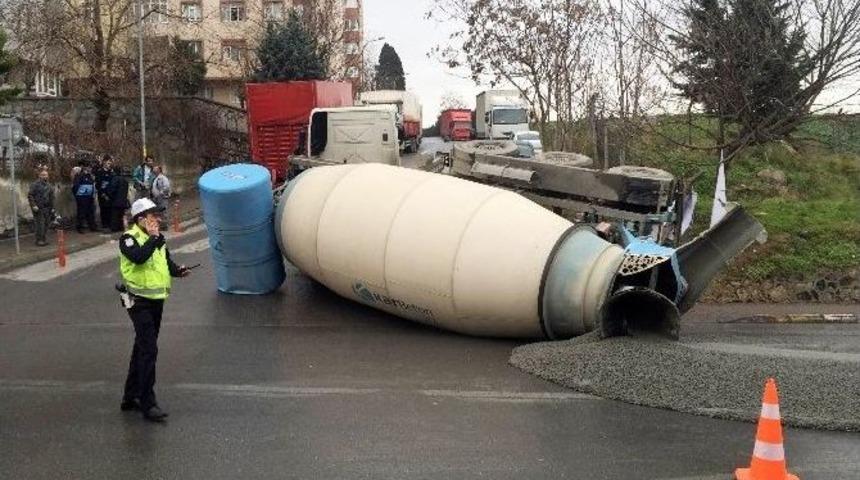 Kamyonun &Uuml;zerindeki Beton Mikseri Devrildi