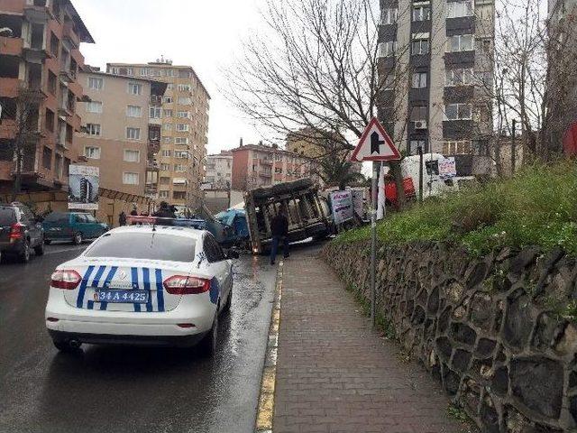 Kamyonun Üzerindeki Beton Mikseri Devrildi