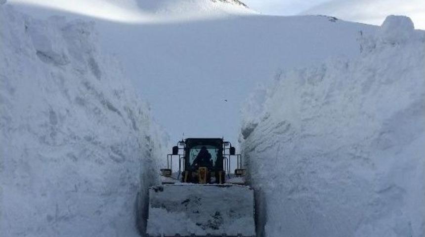 Karayolları Ekiplerinin Zorlu M&uuml;cadelesi