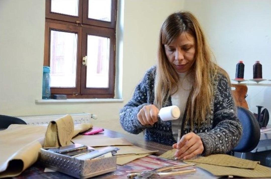 (&ouml;zel Haber) K&uuml;lt&uuml;r Ve Turizm Bakanlığı&rsquo;nın Tek Bayan Deri Sanat&ccedil;ısı