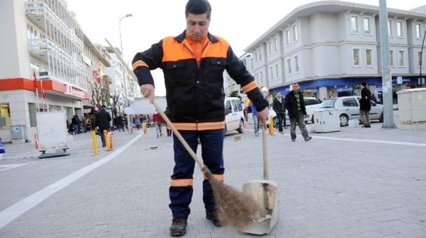 Temizlik İş&ccedil;isinden &Ouml;rnek Hareket
