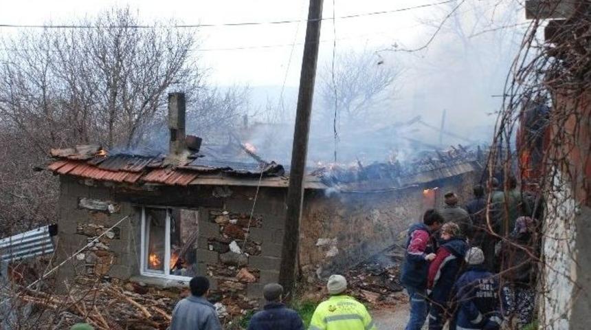 Alevler Ahşap Evi Yuttu