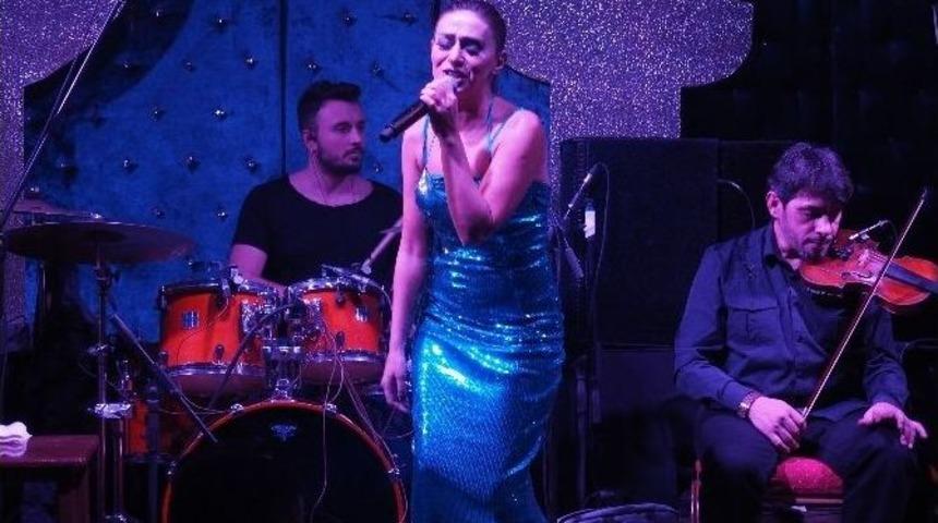 Yıldız Tilbe İzmirlilerle Hasret Giderdi