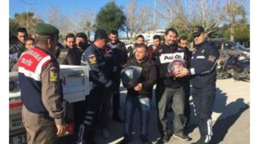Manavgat&rsquo;ta Motosiklet S&uuml;r&uuml;c&uuml;lerine Kask Dağıtıldı