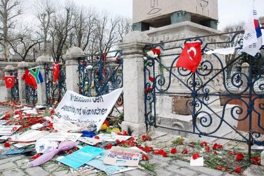 Saldırıyı Kınayarak, Sultanahmet Meydanı&rsquo;na Karanfil Bıraktılar