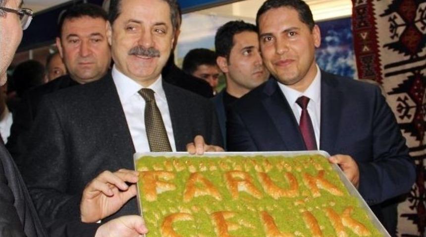Bakan &Ccedil;elik&rsquo;e Şanlıurfa&rsquo;da Baklava S&uuml;rprizi